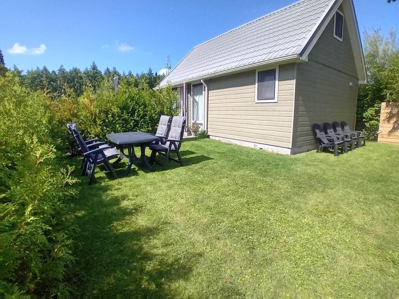 4-Persoons Vakantiehuisje Simmerwille Tzummarum Bagian luar foto
